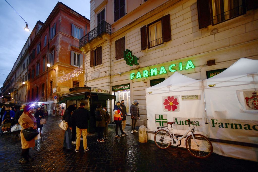 2021年12月23日，意大利羅馬，人們在一家藥店外等待接受COVID-19檢測。（Filippo Monteforte/AFP via Getty Images）