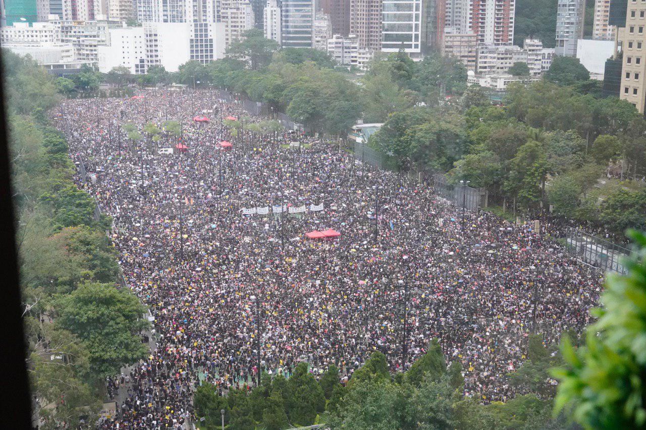 8月18日，風雨中的香港，170萬人流水式逼爆維多利亞公園和銅鑼灣、天後一帶，和平理性地重申「反送中」五大訴求。（孫青天／大紀元）