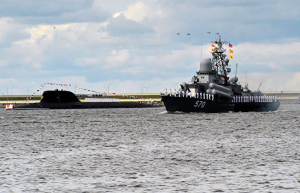 2022年7月28日，俄羅斯海軍的阿庫拉級攻擊型核潛艇和導彈快艇在芬蘭灣水域，準備參加在聖彼得堡舉行的海軍閱兵。（Olga Maltseva/AFP via Getty Images）