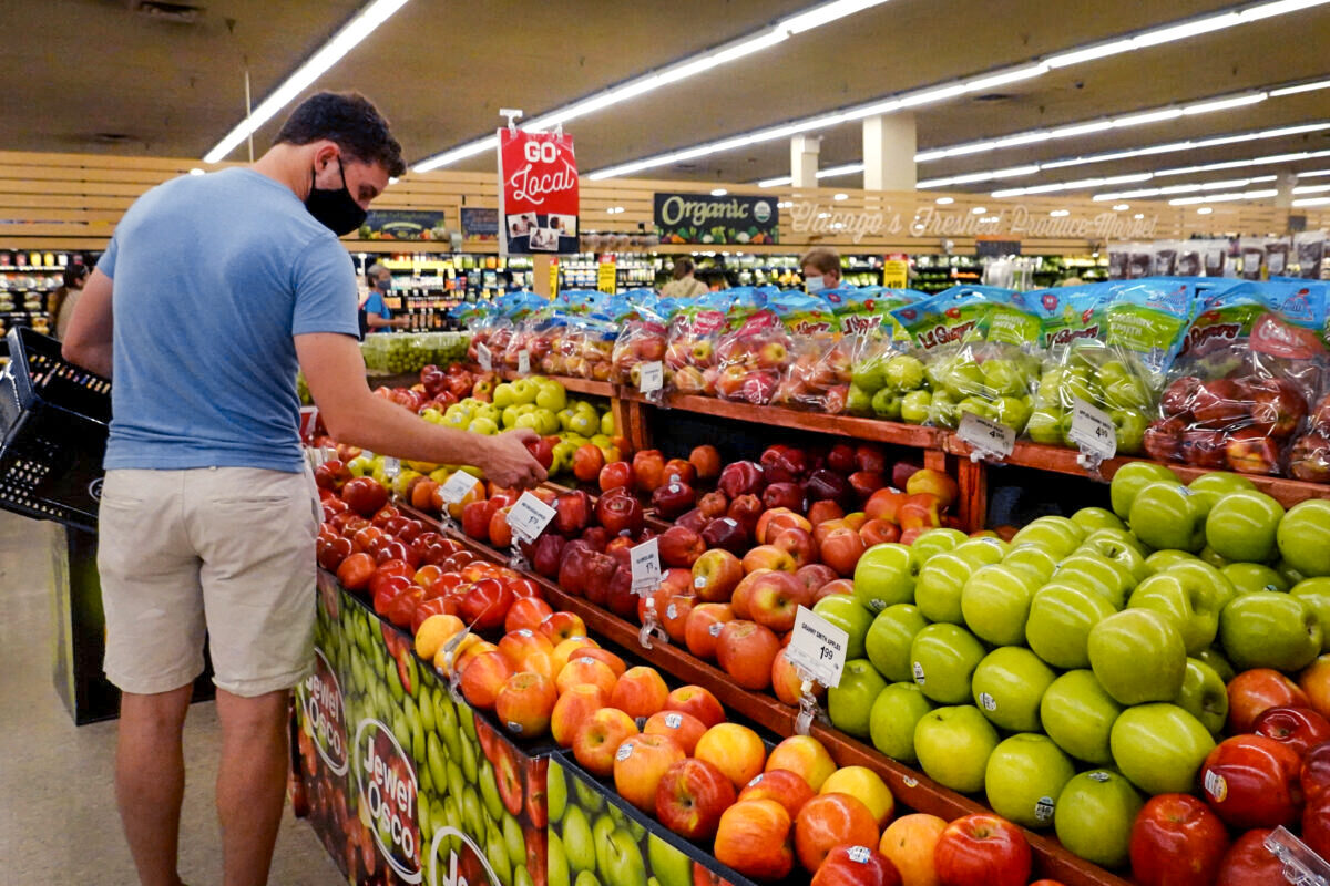 美國2月份的批發價格意外下降。圖為2021年6月10日，顧客在伊利諾伊州芝加哥一家超市購買農產品。（Scott Olson/Getty Images）
