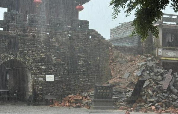深圳知名八大景點之一部份城牆發生坍塌