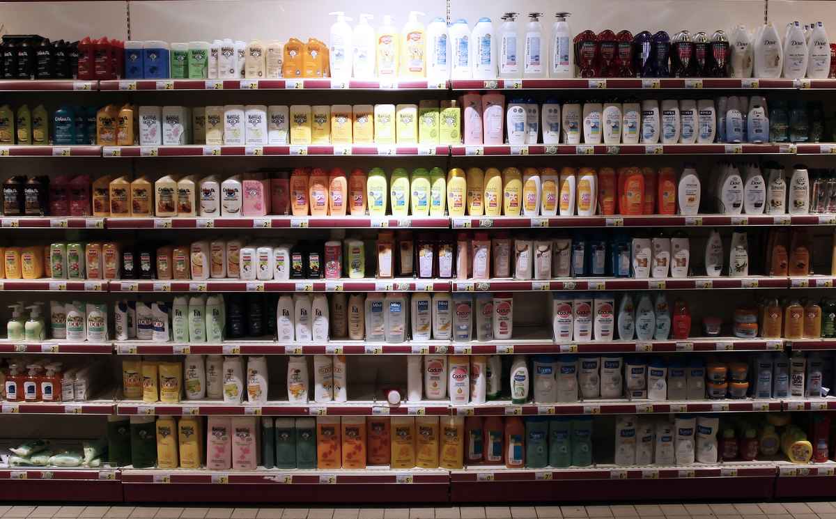 圖為示意圖。一家超市里陳列的洗髮水。（CHARLY TRIBALLEAU/AFP via Getty Images）
