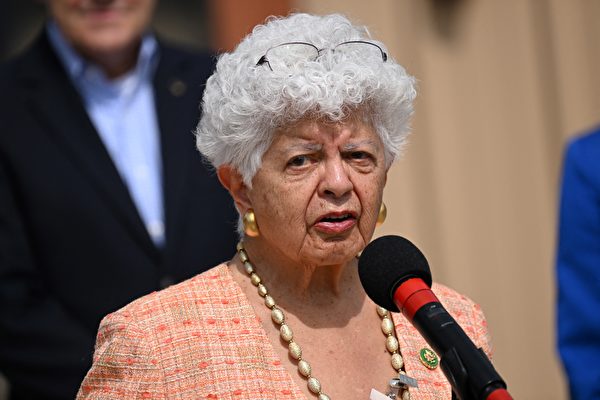 2023年4月11日,美國加州帕薩迪納(Pasadena),民主黨眾議員格雷斯‧納波利塔諾(Grace Napolitano)訪問噴氣推進實驗室(Jet Propulsion Laboratory,簡稱JPL)期間發表講話。(Patrick T. Fallon/AFP)