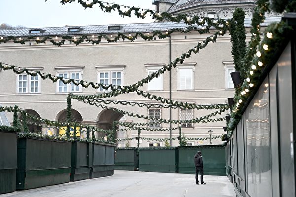 2021年11月22日,奧地利薩爾茨堡(Salzburg),奧地利政府為了防堵COVID-19(新冠病毒)疫情,自22日起實施全國性的封鎖措施。圖為已經關閉的聖誕市集。(Barbara Gindl/APA/AFP via Getty Images)