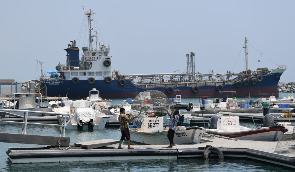 7月2日停靠在海灣地區的油輪和漁船。（KARIM SAHIB/AFP/Getty Images）