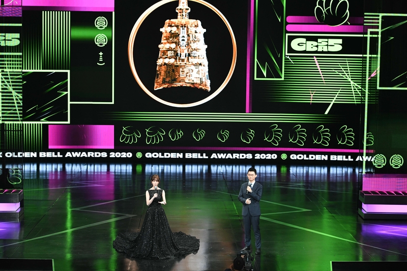 台灣第55屆廣播金鐘獎頒獎典禮落幕。圖為主持人瑪麗、視網膜一起開場。（三立提供）