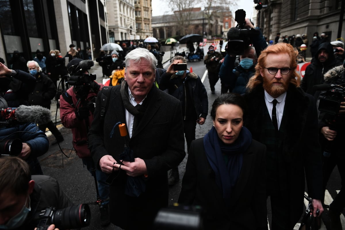 2021年1月4日，維基解密創始人朱利安·阿桑奇（Julian Assange）被帶到英國倫敦老貝利（Old Bailey）接受是否被引渡到美裁決。圖為其女友斯特拉·莫里斯（Stella Moris，中）等人到達法院。（Chris J Ratcliffe/Getty Images）