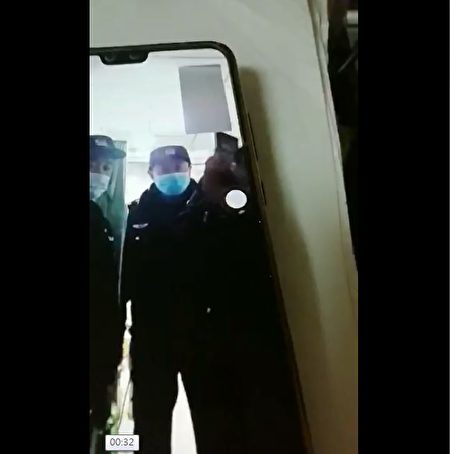 北京警察夜間闖入屋內強行綁架李延香。（受訪者提供／影片截圖）