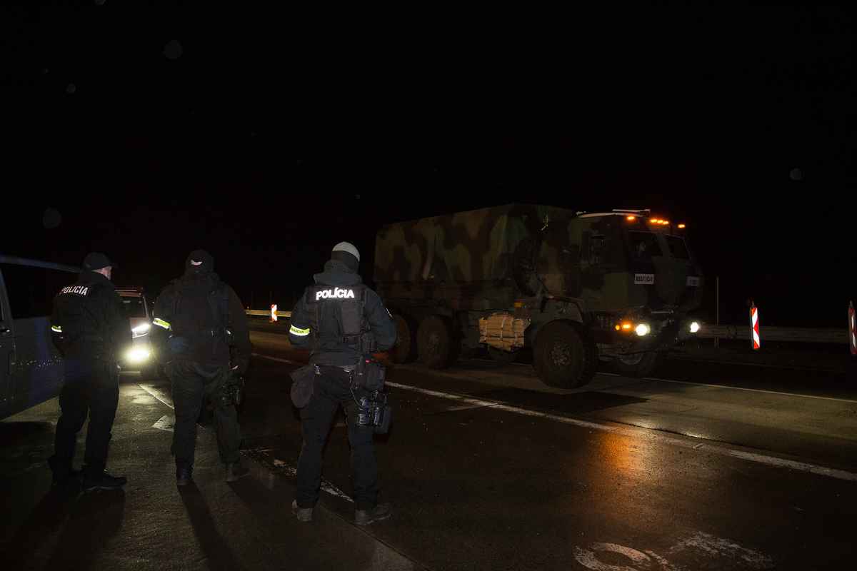 圖：2022年2月16日，在斯洛伐克布羅德斯克，一支美軍車隊經過布雷克拉夫-布羅德斯卡十字路口時，警察正在巡邏。（Zuzana Gogova/Getty Images）