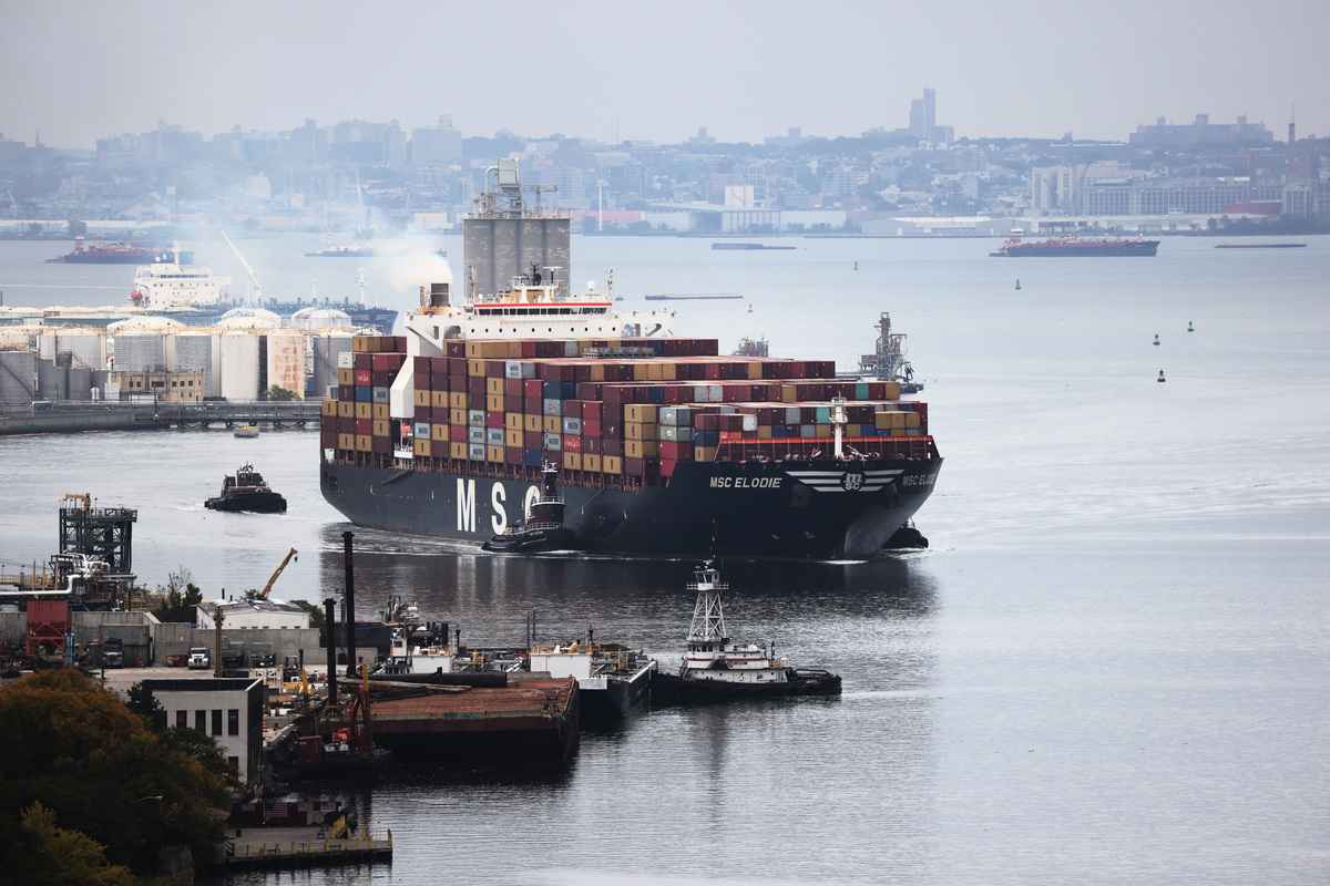 示意圖，與本文無關。2021年10月13日，一艘貨船駛向新澤西州貝永（Bayonne）的港口。（Spencer Platt/Getty Images）