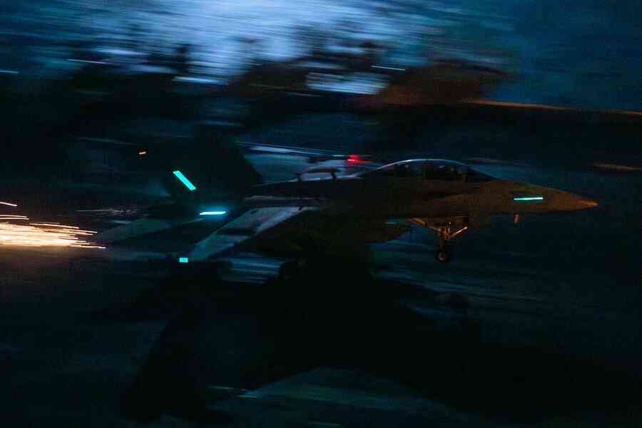 美航母F/A-18戰機精準擊中伊朗油輪 專家解析