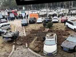 四川男孩往下水道扔鞭炮 引沼氣爆炸掀翻豪車