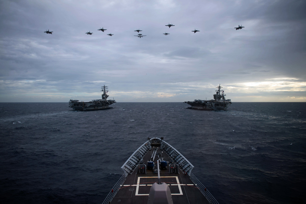 2021年2月9日，美軍雙航母尼米茲號（CVN68）和羅斯福號（CVN71）在南海共同演練。（美國海軍）