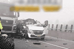 四川高速路發生一客車與半掛車追撞事故 5人死