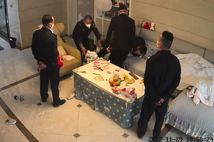 湖南官員入室當幼童面打人 三警旁觀引眾怒