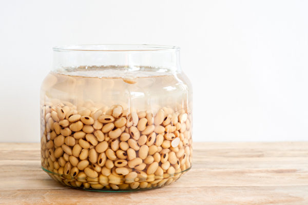 將豆子泡水、久煮數十分鐘，可減少脹氣的發生。（Shutterstock）