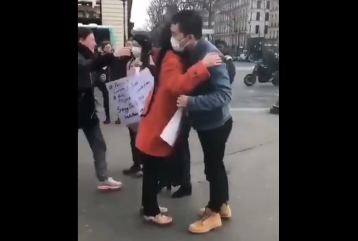 在中共肺炎疫情下，幾名法國華人在街頭要求路人擁抱，遭到非議。（影片截圖）