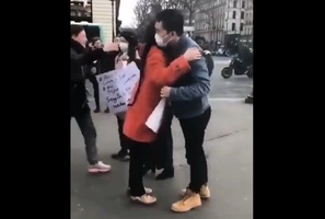 中共肺炎疫情下法國華人在街頭索求擁抱 遭網民砲轟