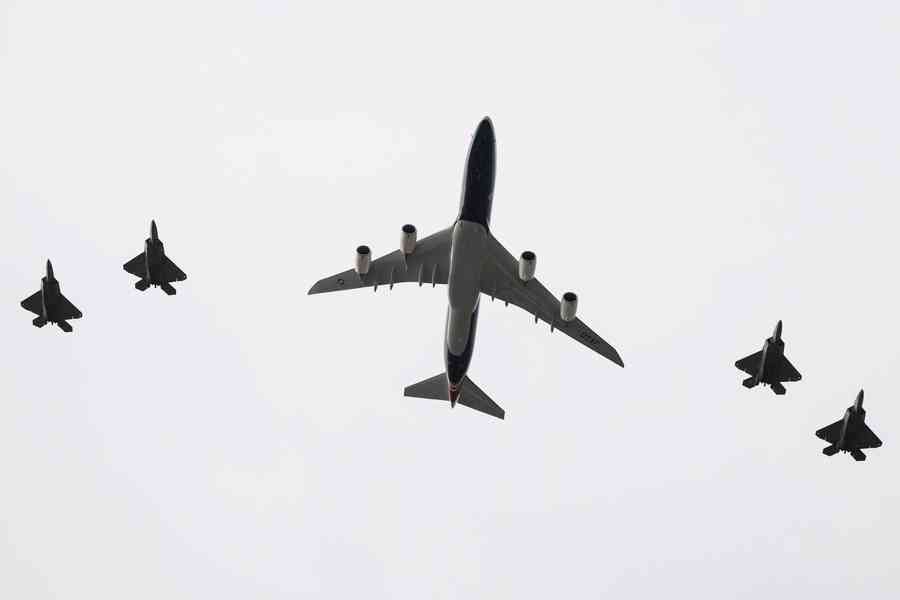 北約峰會後 特朗普為何改搭舊空軍一號返美
