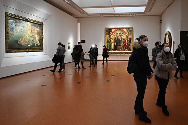 1月21日，烏菲齊美術館收藏的桑德羅·波提切利（Sandro Botticelli）的作品《維納斯的誕生》（左邊）。美術館裏的地板上的黑點，是在提醒參觀者注意社交距離。（VINCENZO PINTO/AFP via Getty Images）