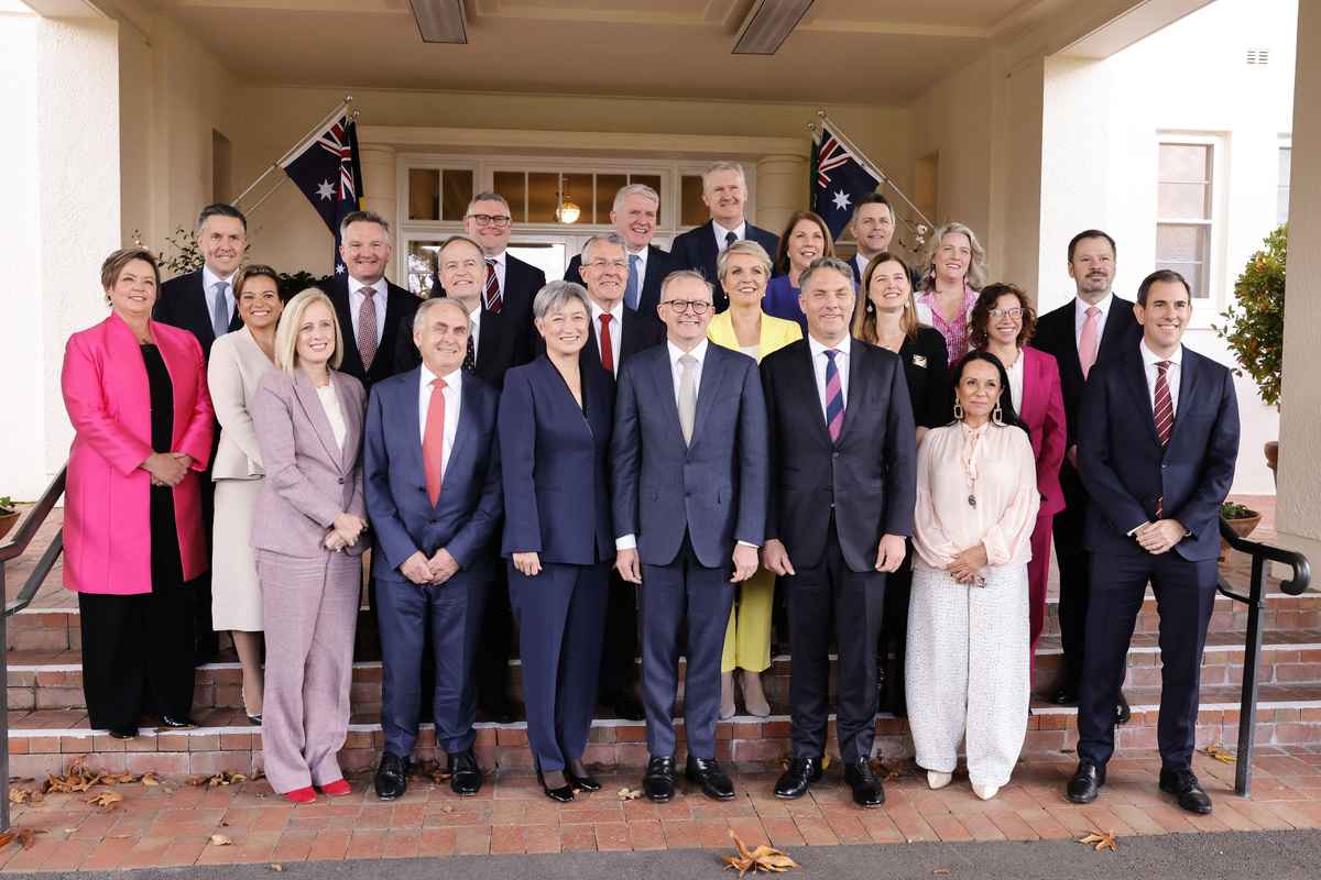2022年6月1日，在坎培拉舉行宣誓就職儀式後，安東尼·阿爾巴內塞總理（前排左起四）與他的新內閣成員合照。（Jenny Evans/Getty Images）