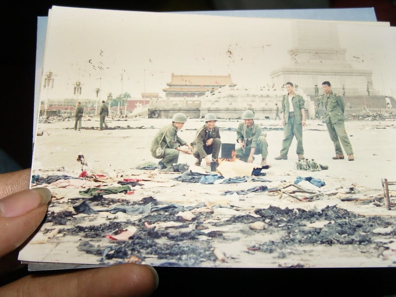 1989年6月4日,北京天安門廣場一片狼藉,幾名中共士兵在進行清理工作。公民記者周曙光於2007年6月17日翻拍,於2012年6月3日上傳flickr。(周曙光/ CC BY-NC-SA 2.0. )