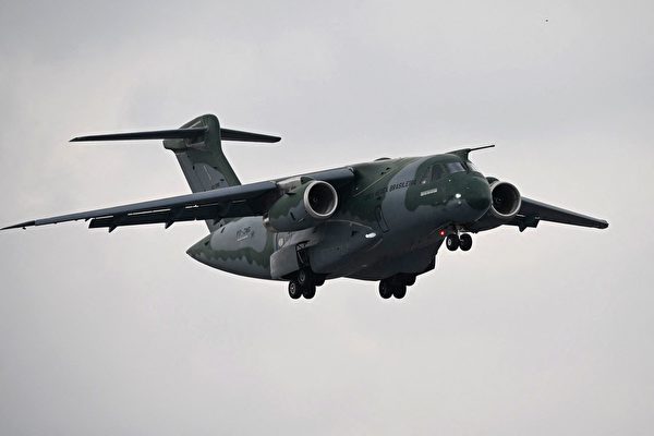 2023年6月19日，法國勒布爾熱（Le Bourget），在巴黎國際航空展期間，現場展出一架巴西航空工業公司（Embraer）的C-390千年（Millennium）飛機。（Emmanuel Dunand/AFP via Getty Images）