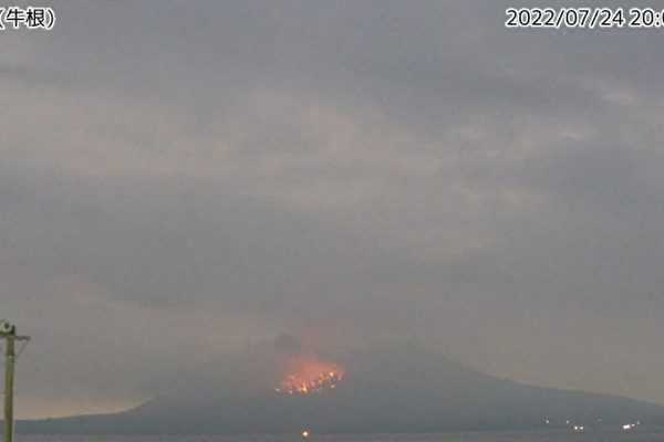 這張圖由時事通信社於2022年7月24日從日本氣象廳監控攝錄機的實時畫面中截取，顯示了鹿兒島縣櫻島火山噴發。（Photo by various sources / AFP）