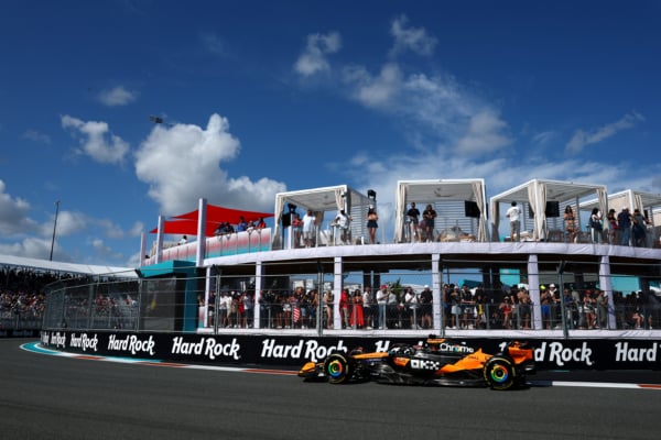 自2022年加入F1賽歷以來,邁阿密大獎賽便迅速成為全球最受矚目的體育賽事之一,每年比賽都會吸引眾多名人前來。去年,邁阿密站創下賽道觀賽人數新紀錄,整個周末共吸引27.5萬名觀眾入場觀看。(Clive Rose/Getty Images)