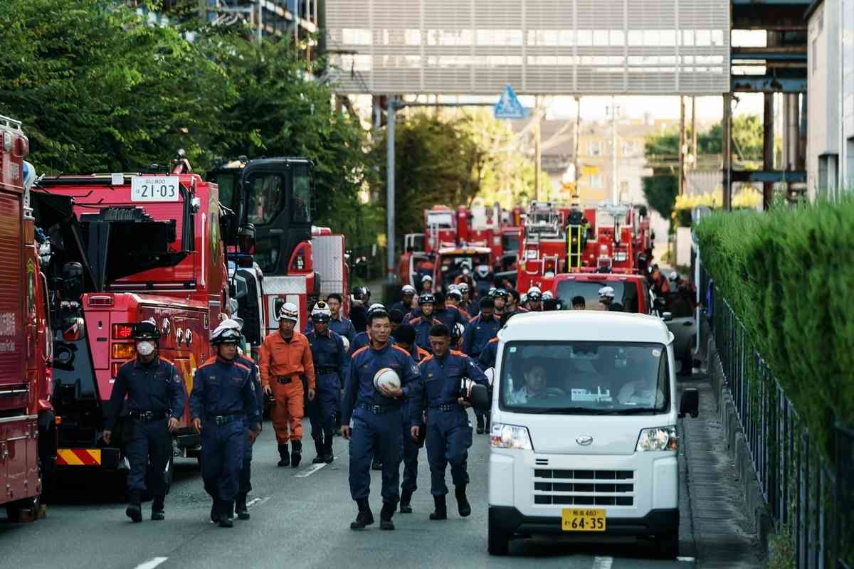 2026年7月29日，日本製紙公司八代工廠的煙囪因地震受損折斷，致使該工廠遭受重大損失。圖為大批消防車輛和消防員集結到廠區內，開展救援工作。（Tomohiro Ohsumi/Getty Images）