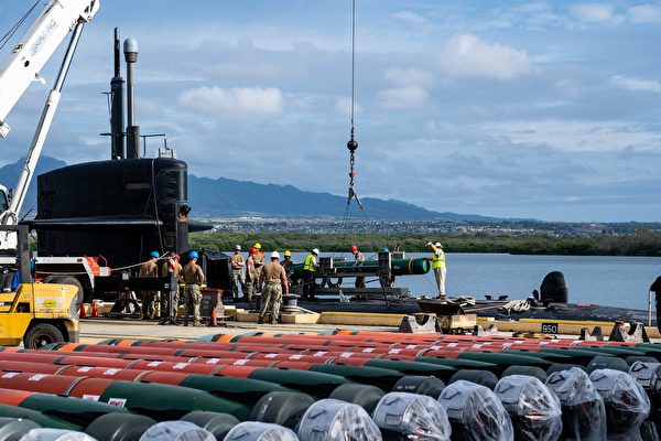 7月28日，美軍洛杉磯級攻擊潛艇芝加哥號（SSN 721）在夏威夷珍珠港裝載大批UGM-84魚叉反艦導彈，為2021年大規模演習（LSE 2021）做準備。（美國海軍）