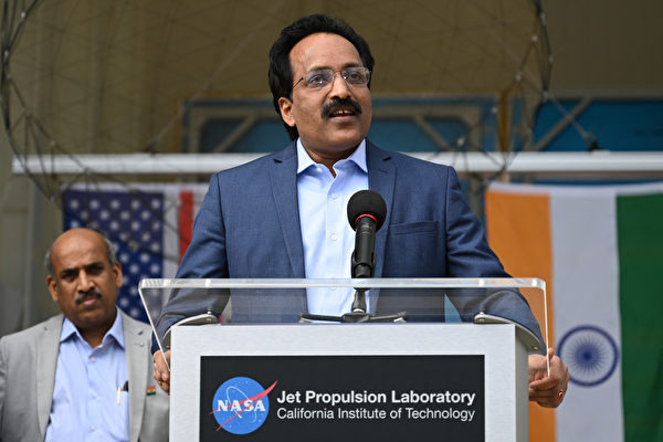 2023年2月3日，美國加州帕薩迪納（Pasadena），印度空間研究組織（Indian Space Research Organization，簡稱ISRO）主席Sreedhara Somanath在「尼薩爾」（NISAR）衛星歡送儀式上發表講話。（Patrick T. Fallon/AFP）