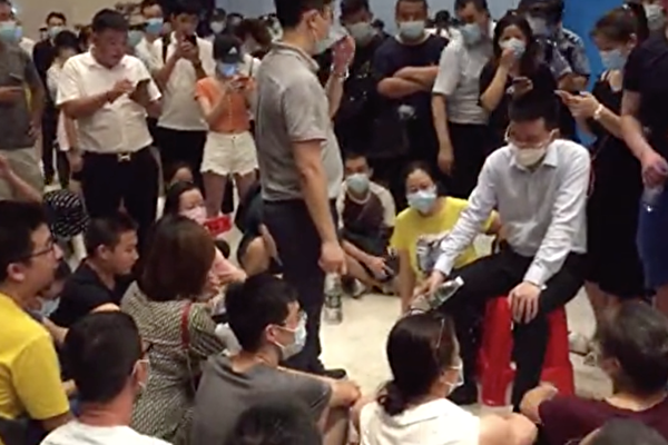 9月12日深夜，恒大深圳總部大廳聚集「恒大財富」商品受害者，不滿公司高管在爆煲前已提前贖回。
