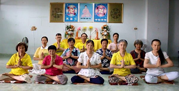 泰國曼谷大樓法輪功學員恭祝師尊新年好。(明慧網)