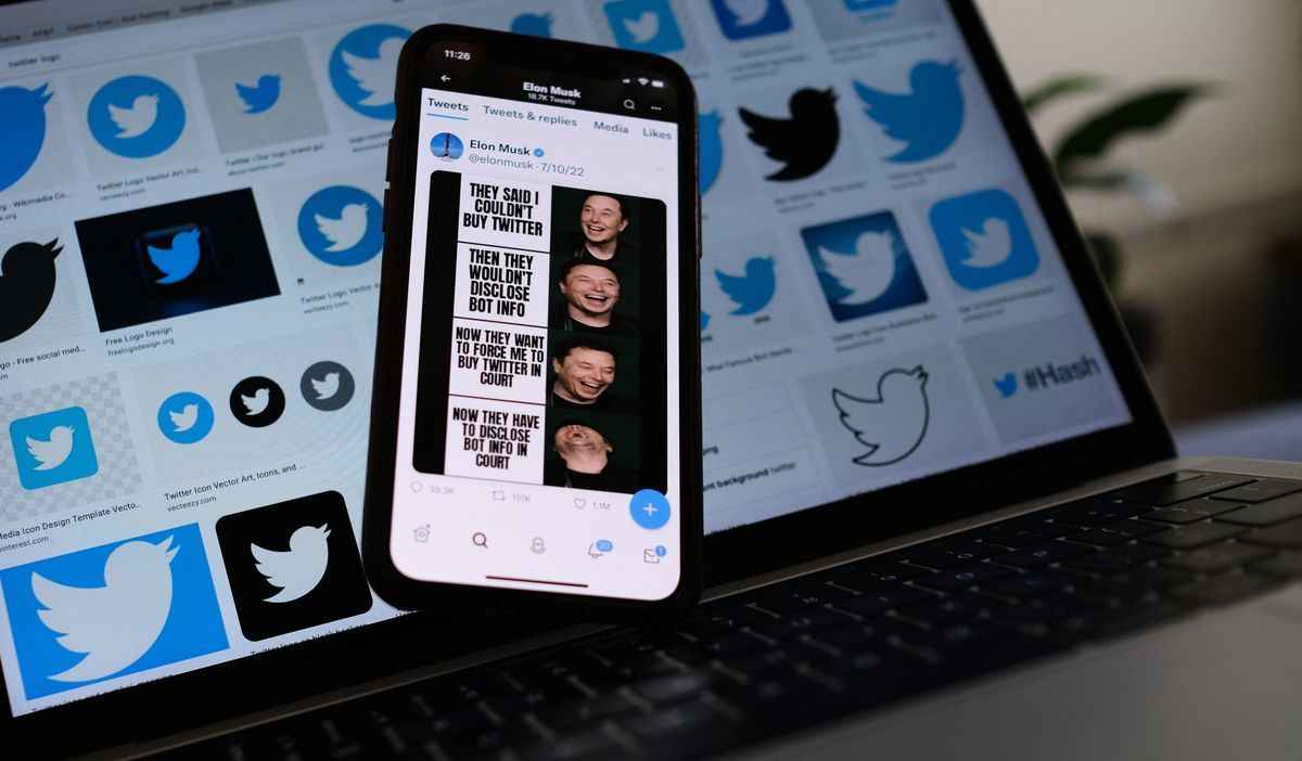 2022年7月19日，推特和馬斯克的官司首次開庭，特拉華州法官裁定於10月進行審判。（Chris Delmas/AFP via Getty Images）