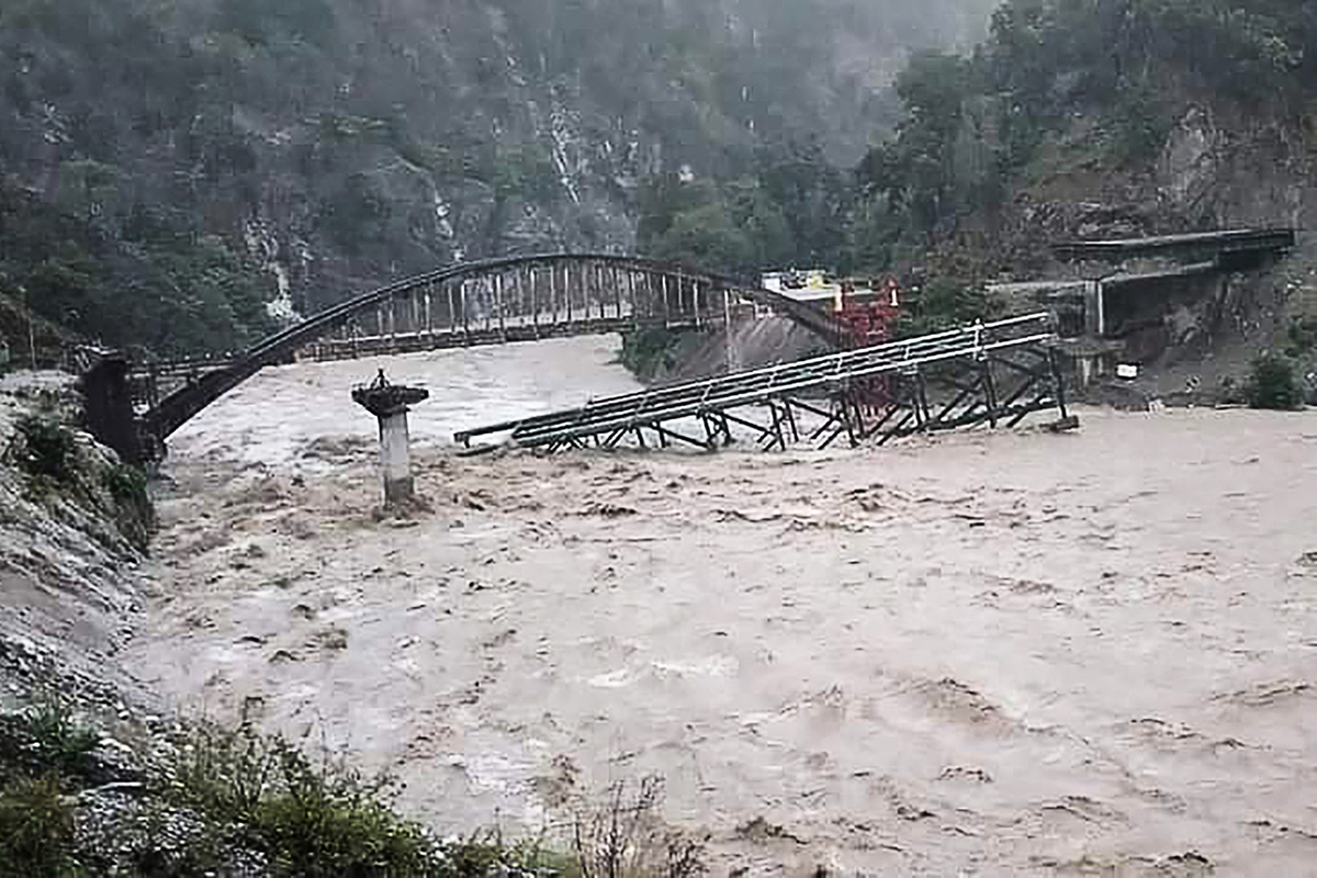 2021年10月19日，印度恰爾蒂（Chalthi），豪雨過後，位於皮托拉加爾（Pithoragarh）與查姆帕瓦特（Champawat）之間一座興建中的橋樑被大水沖毀。（AFP via Getty Images）
