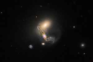 NASA新圖：一個相互作用的明亮星系團