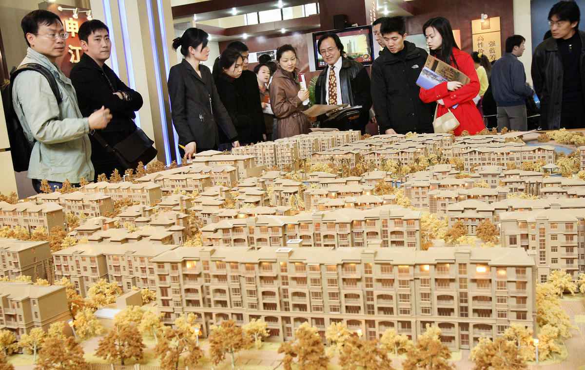 2006年3月19日，在上海房地產展覽會上，一些市民正在觀看當地開發商的地產項目。（MARK RALSTON/AFP via Getty Images）
