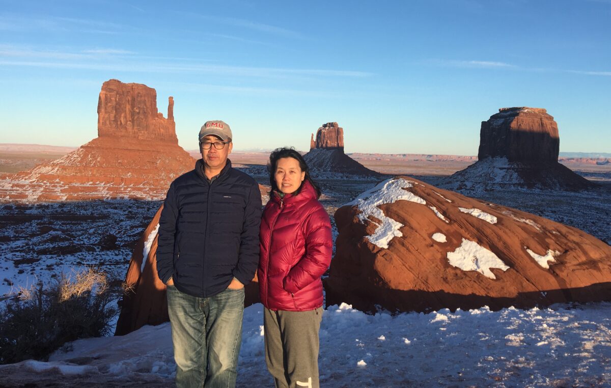 2020年1月，周德勇和妻子尤玲攝於亞利桑那州納瓦霍縣紀念碑谷。（尤玲提供）
