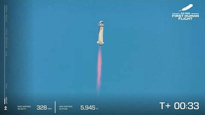 這張來自藍色起源公司的圖片顯示，2021年7月20日，該公司可重複使用的新謝潑德（New Shepard）從德薩斯州的範霍恩（Van Horn）發射。——藍色起源公司首次載人任務是從德薩斯州西部起飛，達到65英里（106公里）的高度後返回地面。來回飛行時間持續11分鐘。這一天是阿波羅11號人首次登月52周年。（Handout / BLUE ORIGIN / AFP）