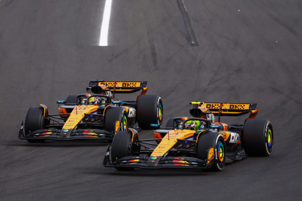 2025年8月3日,F1大獎賽匈牙利站正賽,麥拿侖英國車手羅禮士(Lando Norris)採用「一停」策略,力壓隊友、澳洲車手皮亞斯特利(Oscar Piastri)率先衝線。兩輪麥拿侖賽車在比賽最後階段幾乎黏在了一起。(Joe Portlock/Getty Images)