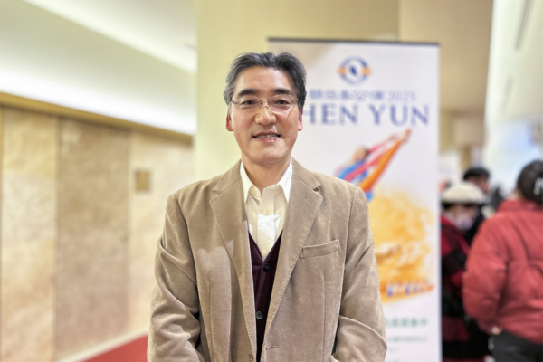 2024年12月23日晚,教育委員會高管服部公彥(Hatorikimihiko)觀看了神韻藝術團在日本名古屋愛知縣藝術劇場(Aichi Prefectural Art Theater)進行的首場演出。(肖蕾/大紀元)