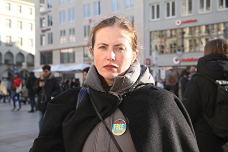2022年2月26日，慕尼黑舉辦集會聲援烏克蘭活動，圖為組織者之一Maryna Mudra女士。她認為這次在烏克蘭的戰爭，中共拖不了干係。俄羅斯、中共和北韓是邪惡軸心，必須受到制裁。（黃芩/大紀元）