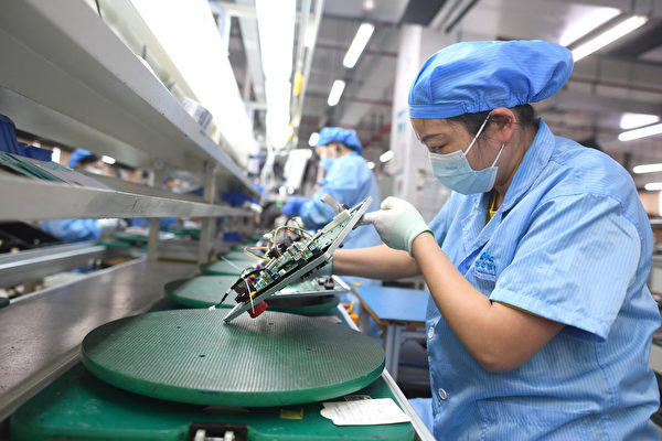 近期，中國大批企業宣布放假、停產、裁員。圖為中國的工廠。（STR/AFP）