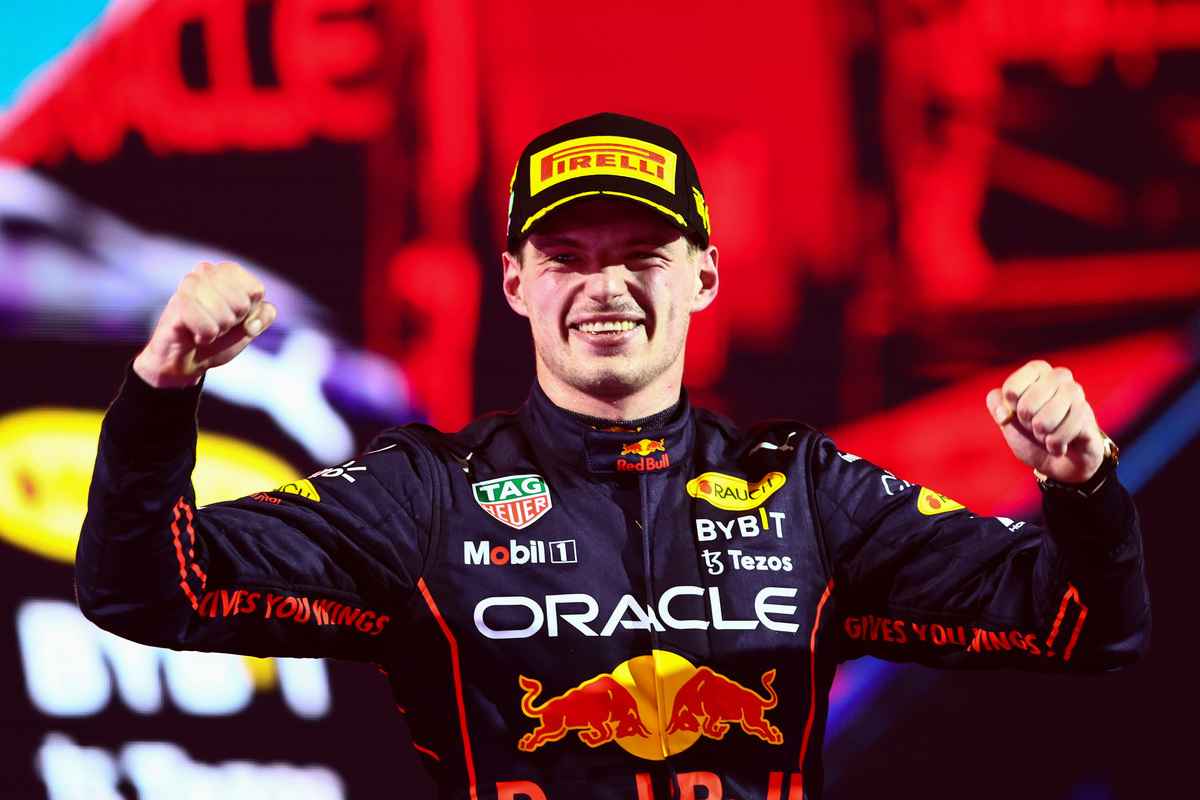 2022年3月27日，2022賽季F1大獎賽沙特站，紅牛荷蘭籍車手韋斯達賓在比賽結束前反超法拉利車手陸克萊，贏得本賽季首個分站冠軍。（Mark Thompson/Getty Images）