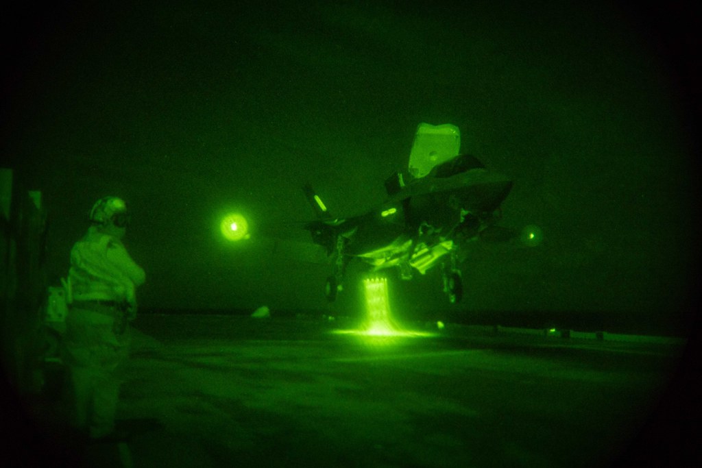 2021年8月23日，來自第31海軍陸戰隊遠征部隊的一架F-35B戰鬥機降落在美利堅號兩棲攻擊艦的飛行甲板上。（U.S. Navy/MC3 Jonathan D. Berlier）