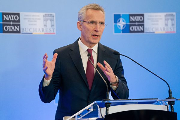 資料圖:2022年11月30日,北約秘書長斯托爾滕貝格(Jens Stoltenberg)在位於布加勒斯特(Bucharest)的羅馬尼亞議會宮舉行的北約外交部長會議上舉行新聞發布會。(Andrei Pungovschi/AFP via Getty Images)