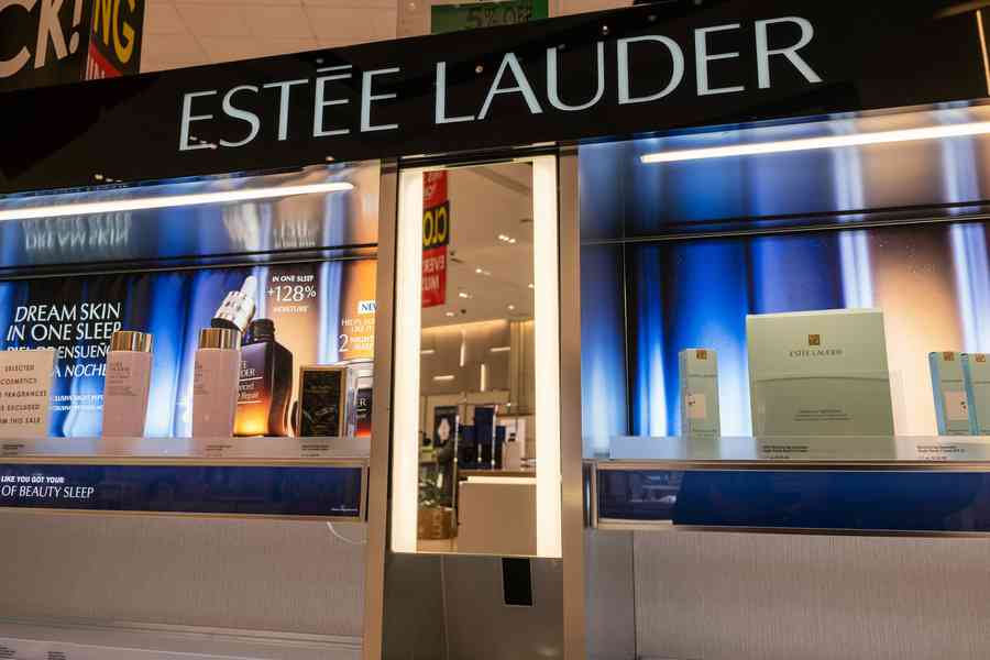 Estée Lauder上調利潤預期 計劃裁員多達1萬人