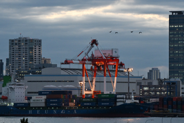 日本經濟六季以來首度萎縮 政府擬推刺激方案