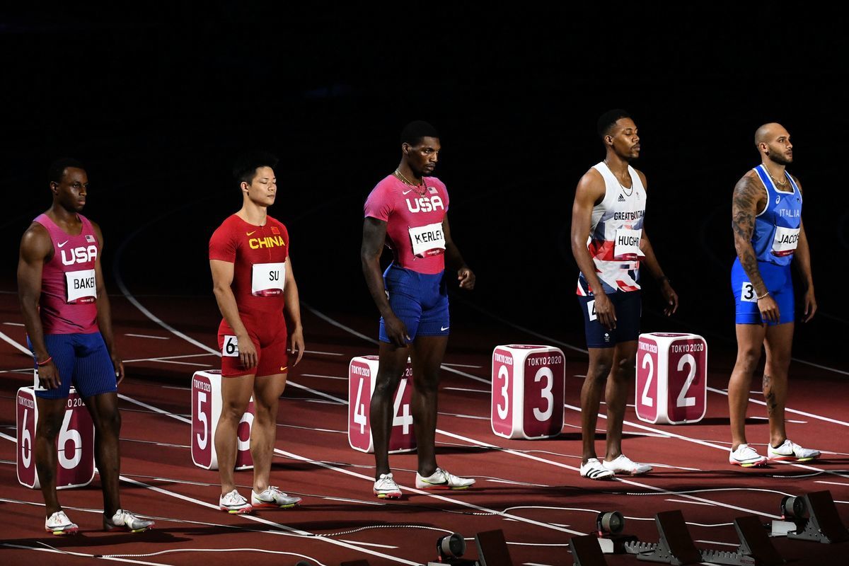 中國名將蘇炳添（左二）成為站在奧運男子百米決賽場上的首位亞洲選手。（MARTIN BERNETTI/AFP via Getty Images）
